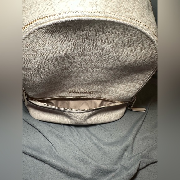 Michael Kors Mini Rhea backpack Vanilla Logo - Picture 3 of 7